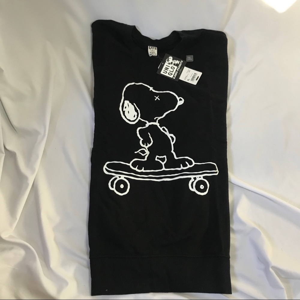Uniqlo x Kaws x Peanuts Snoopy Black Sweatshirt